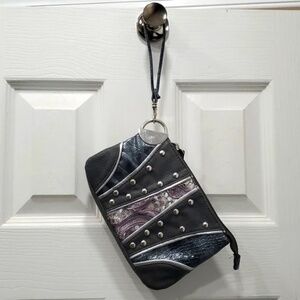 LIKE NEW: CHATEAU LARGE WRISTLET